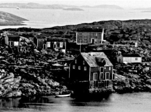 Foto fra Havnevesenets fotosamling.  Utheim og fiskebrykka som Johan Kristian Mathisen kjøpte i 1901.